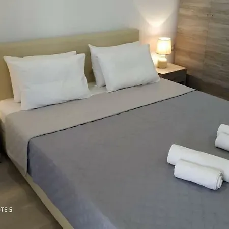 Strawberry Skiathos Πανσιόν 2*